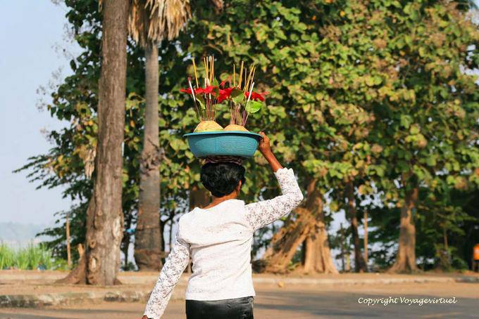 Porto di offerte sulla testa, Roka Kandal Kracheh (Kratie) - Cambogia