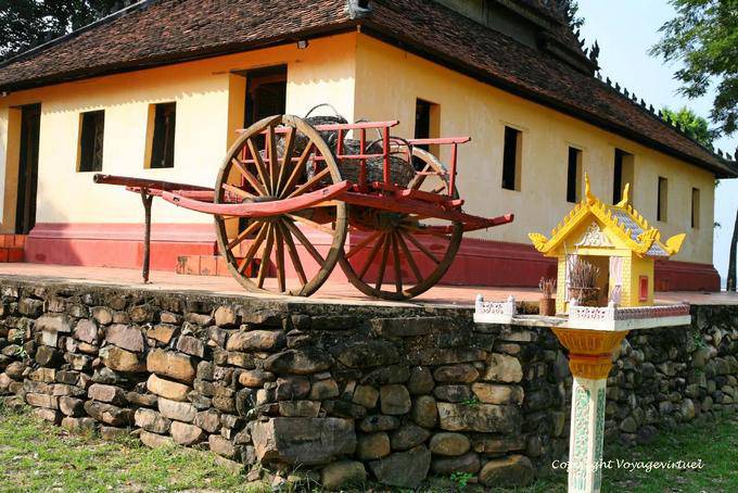 Carrello di legno vicino alla Pagoda Roka Kandal Kracheh (Kratie) - Cambogia
