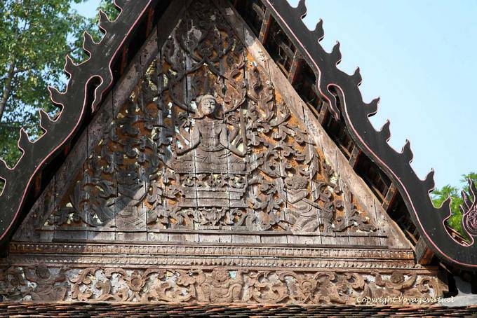 Scultura in legno sulla facciata della Pagoda Roka Kandal Kracheh (Kratie) - Cambogia