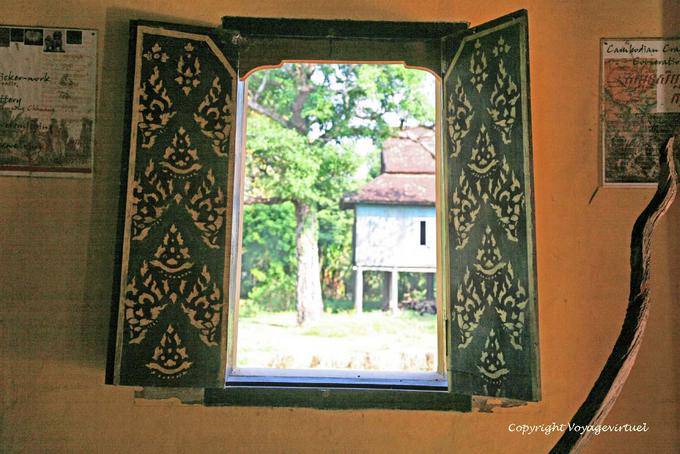 Pittura su persiane in legno Pagoda Roka Kandal Kracheh (Kratie) - Cambogia