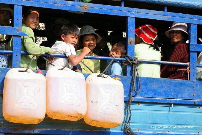I bambini in un camion di trasporto, Kracheh (Kratie) - Cambogia