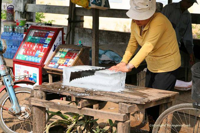 Taglio ghiaccio con una sega, Kracheh (Kratie) - Cambogia