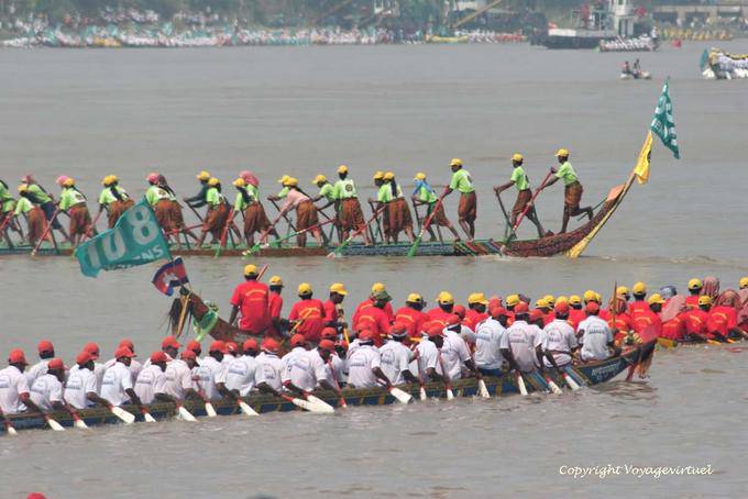 Vogatori in dragon boat Om Touk, Phnom Penh - Cambogia