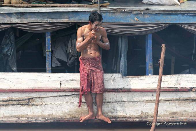 Mattina igienica in Tonle Sap in Om Touk, Phnom Penh - Cambogia