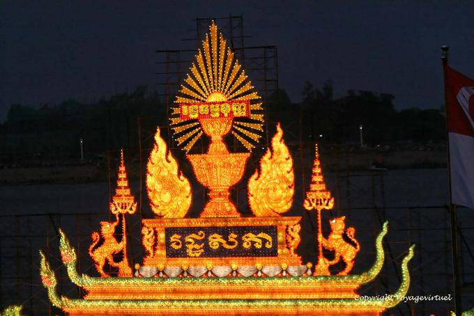 Illuminato vista chiatta da Sisowath Quay, Bon Om Touk, Phnom Penh - Cambogia