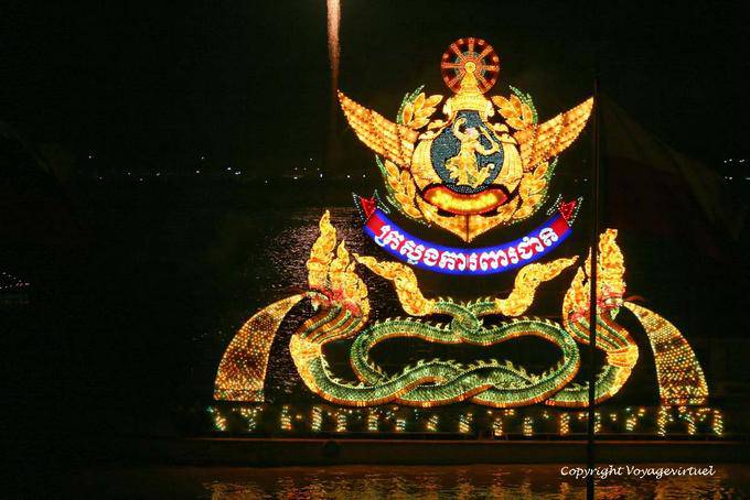 Una nave della processione di barche illuminate che sfilano Bon Om Touk, Phnom Penh - Cambogia