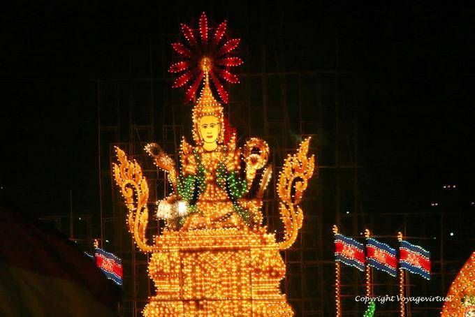 Illuminazione chiatta sul fiume, Bon Om Tuk festival, Phnom Penh - Cambogia