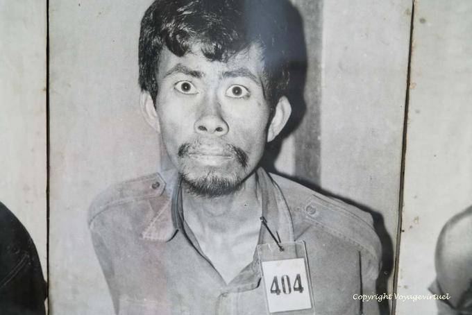Prigioniero terrorizzato fotografato all'arrivo a Tuol Sleng, Phnom Penh - Cambogia