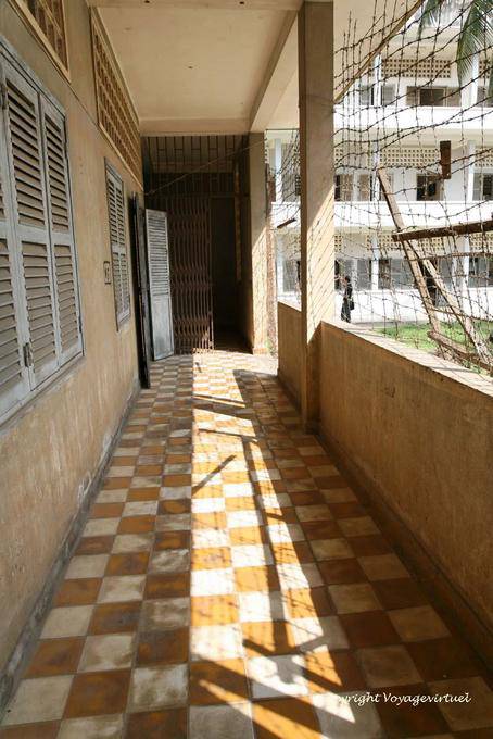 Corridoio della vecchia scuola in una prigione, Tuol Sleng, Phnom Penh - Cambogia