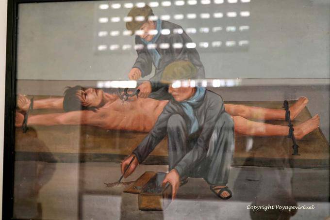 Rappresentazione di una scena di tortura con millepiedi, Tuol Sleng, Phnom Penh - Cambogia