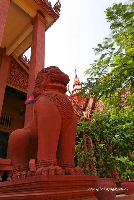 Guardia Leone all'ingresso del museo a Phnom Penh - Cambogia