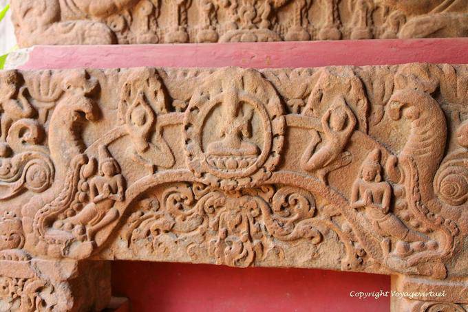 Frammento di un Sambor stile architrave Prei Kuk Museum di Phnom Penh - Cambogia