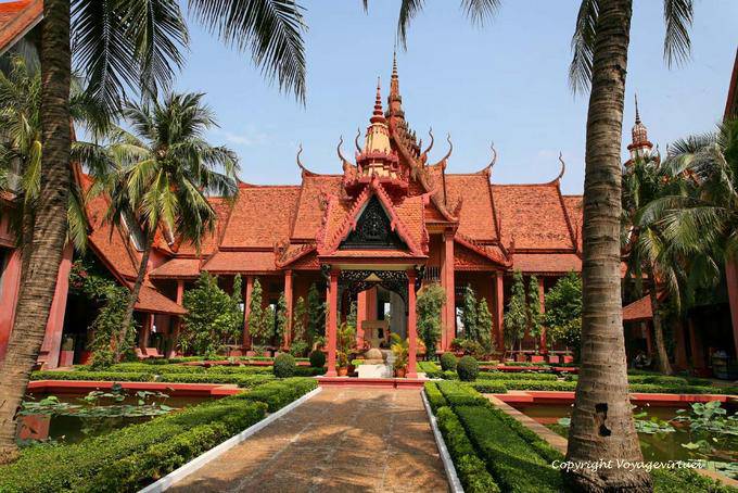 Sotto il baldacchino, la statua del Re lebbroso di Angkor Thom, Phnom Penh Museo - Cambogia