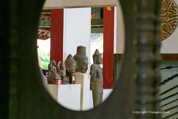 Buddha vista mostra attraverso la finestra, Museo Phnom Penh - Cambogia