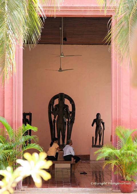 Scultura di Vishnu con questi 8 armi, Museum Phnom Penh - Cambogia