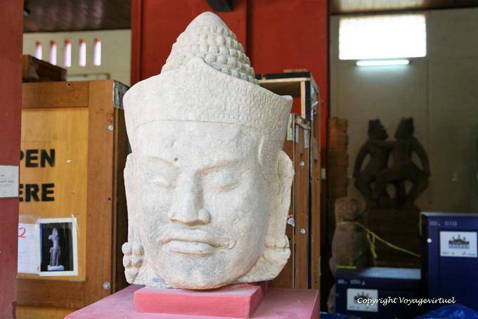 Pietra Devata testa, stile Bayon, 12 ° secolo, Museo Phnom Penh - Cambogia