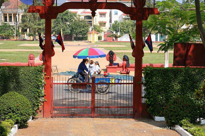 Scooter passato la griglia, Museo Phnom Penh - Cambogia