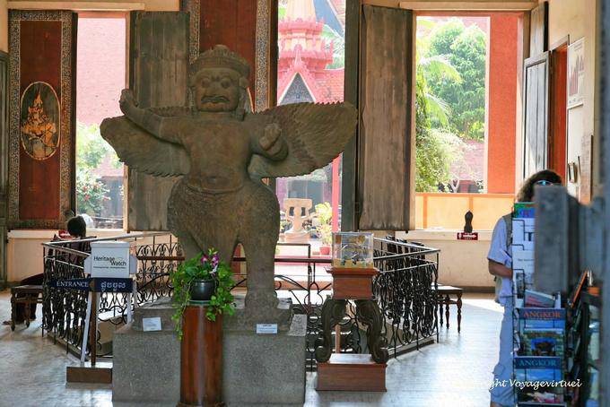 Garuda passi dal Prasat Thom Museum Phnom Penh - Cambogia