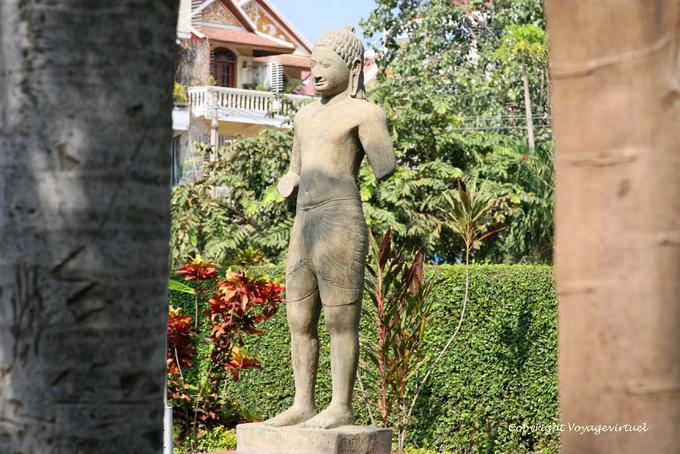 Stare in piedi Statua all'avambraccio mancante Garden Museum, Phnom Penh - Cambogia