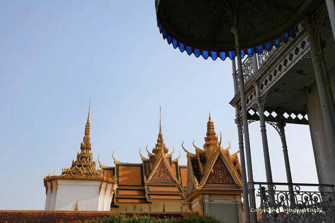 Frecce e il tetto di Preah Thineang Dheva Vinnichay, Palazzo Reale, Phnom Penh - Cambogia