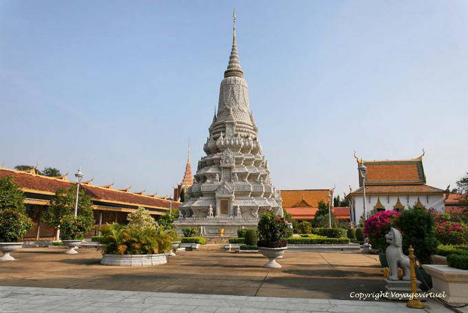 Lo stupa Norodom Suramarit visto dalla spianata di Wat Preah Keo, Phnom Penh - Cambogia