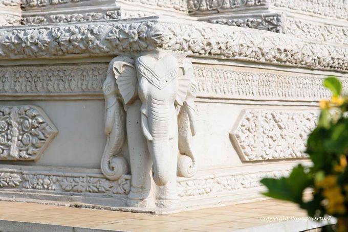 Elefante in un angolo del Reale Stupa Norodom Suramarit, Wat Preah Keo, Phnom Penh - Cambogia