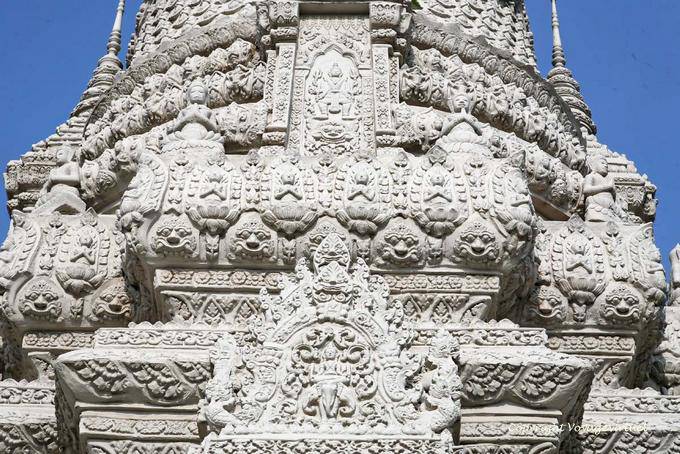 Particolare di sculture in uno stupa reale, Wat Preah Keo, Phnom Penh - Cambogia