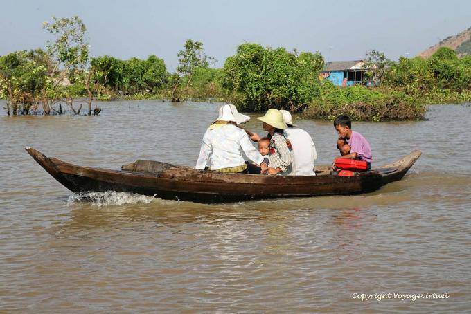 Famiglia in una canoa di legno, Sap Tonle - Cambogia