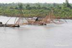 Reti da pesca (passera di mare) sul fiume, Phumi Chlong, Cambogia.