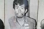 Prigioniero terrorizzato fotografato all'arrivo a Tuol Sleng, Phnom Penh, Cambogia.
