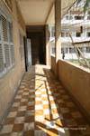 Corridoio della vecchia scuola in una prigione, Tuol Sleng, Phnom Penh, Cambogia.