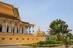 Angolo del Palazzo del Trono e chiaro di luna lodge in lontananza, Palazzo Reale, Phnom Penh, Cambogia.