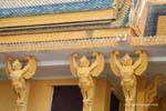 Garudas oro che sostengono il tetto del Palazzo Reale, Phnom Penh, Cambogia.