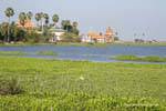 Templi sulle rive del lago Tonle Sap, Cambogia.