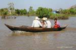 Famiglia in una canoa di legno, Sap Tonle, Cambogia.