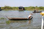 Modalità di viaggio sul lago, Tonle Sap, Cambogia.