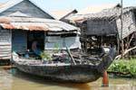 Costruzione rischioso, Tonle Sap Lake, Cambogia.
