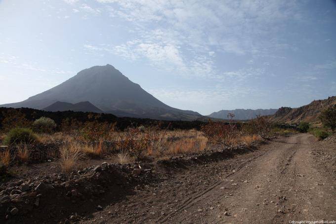 Fogo, Chã das Caldeiras vulcano sulla strada - Capo Verde