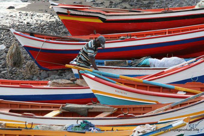 Santiago, Puerto Gouveia, barche colorate - Capo Verde
