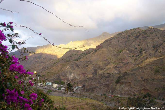 Santo Antão, Pedracin, buganvillea a Valley - Capo Verde