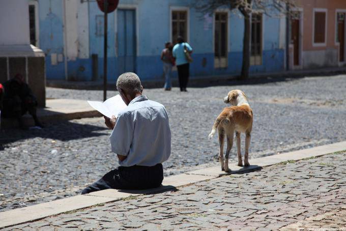 São Vicente, Pracinha Igreja, giocatore e il cane si precipitò Tejo, Mindelo - Capo Verde