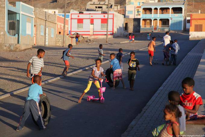 São Vicente, Sao Pedro, giochi per bambini nella cornice - Capo Verde
