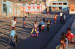 São Vicente, Sao Pedro, giochi per bambini nella cornice, Capo Verde.