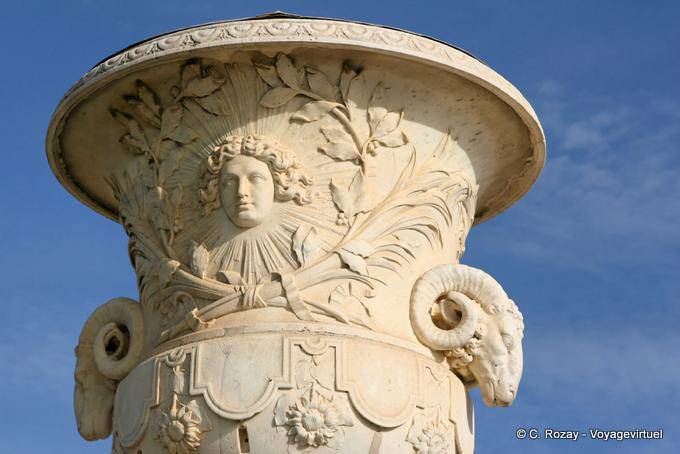 Il vaso del sole con la testa del dio Apollo, Versailles