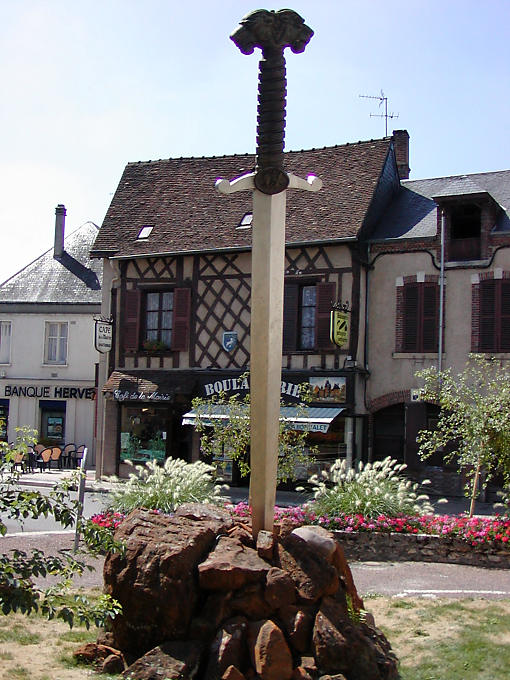 Spada piantato in un monumento di roccia di Auld Alliance Aubigny-sur-Nere, Francia.