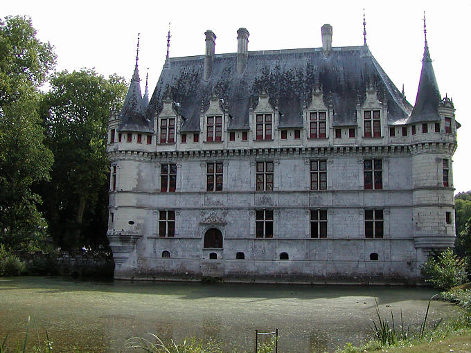 Facciata posteriore del castello di Azay-le-Rideau, Francia.