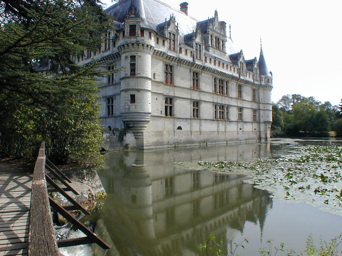 Medievale casa fortificata, Château d'Azay-le-Rideau, Francia.