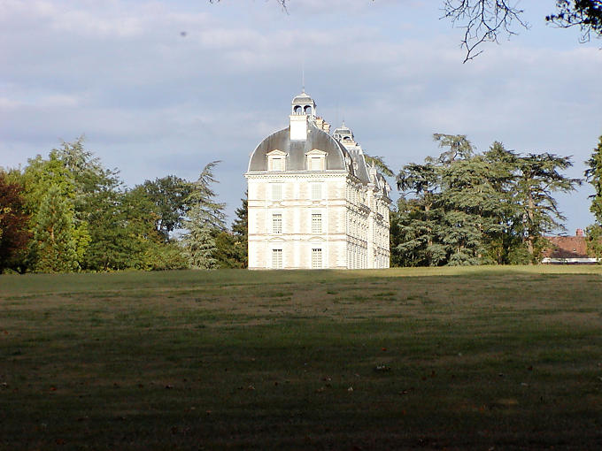 La vista laterale castello di Cheverny dal parco, Francia.