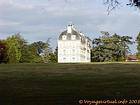 La vista laterale castello di Cheverny dal parco, Francia.