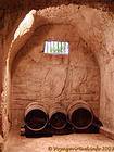 Botti in cantina scavata nel tufo, Castello di Ussé, Francia.
